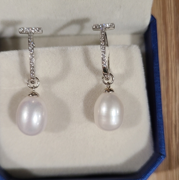 🤍🩶NEW🤍🩶BEAUTIFUL!! T Huggies with CZ'S and Freshwater Pearl Earrings - Picture 7 of 14
